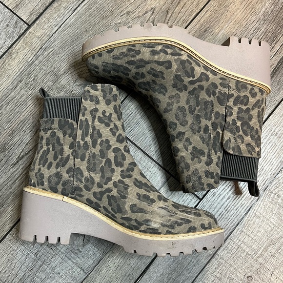 Hey Girl by Corkys cheetah print booties - Picture 2 of 3